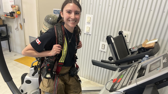 Makayla Gaudet marche sur un tapis roulant.