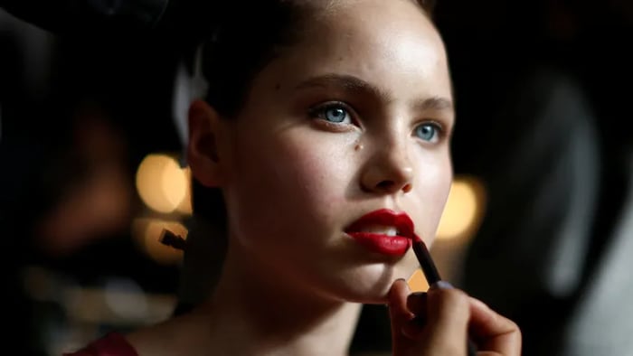 在澳大利亚，一位模特走秀前正在化妆，涂唇膏。最新研究发现，许多化妆品里含有潜在有害化学物质 PFAS。