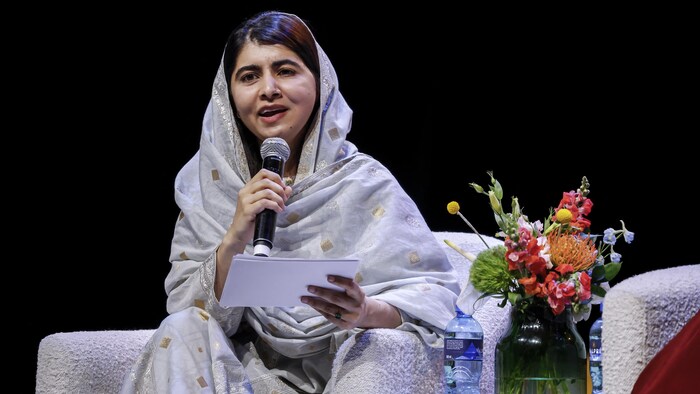 La lauréate du prix Nobel de la paix, Malala Yousafzai, participe à une table ronde après avoir donné la 21e conférence annuelle Nelson Mandela au théâtre de Johannesburg, le 5 décembre 2023.
