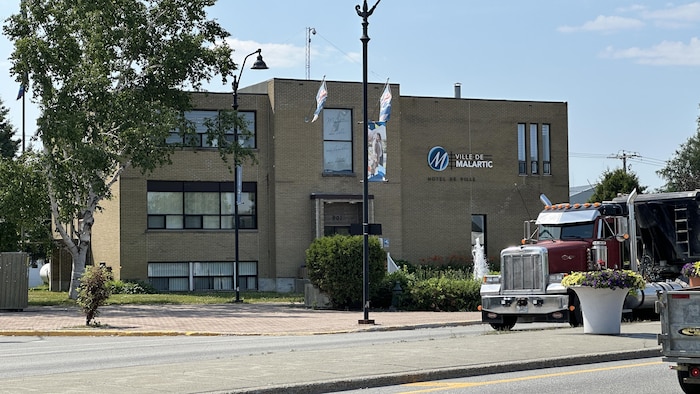 La façade de l'hôtel de ville de Malartic, bien identifié comme tel avec le logo, un bâtiment en briques de deux étages.