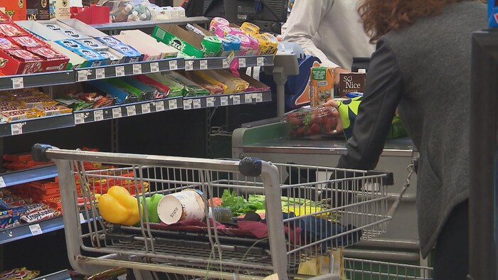 Un étalage de confiseries près d'une caisse dans une épicerie.
