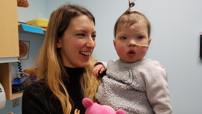 Laurie Suzor-Pleau et sa petite fille Olivia à l'hôpital.