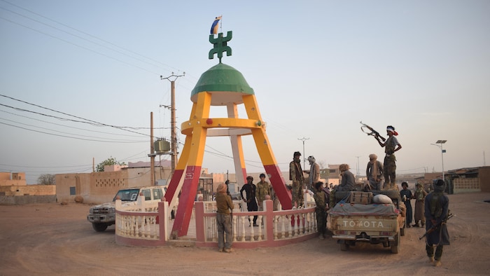 Des rebelles touaregs de la coalition du Front de libération de l'Azawad se rassemblent au rond-point de Kidal, à Kidal, le 26 avril 2026.