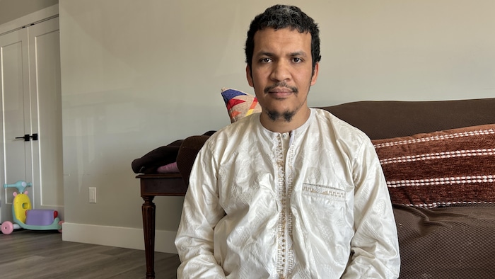 Ibrahim Najum pose pour la photo. 