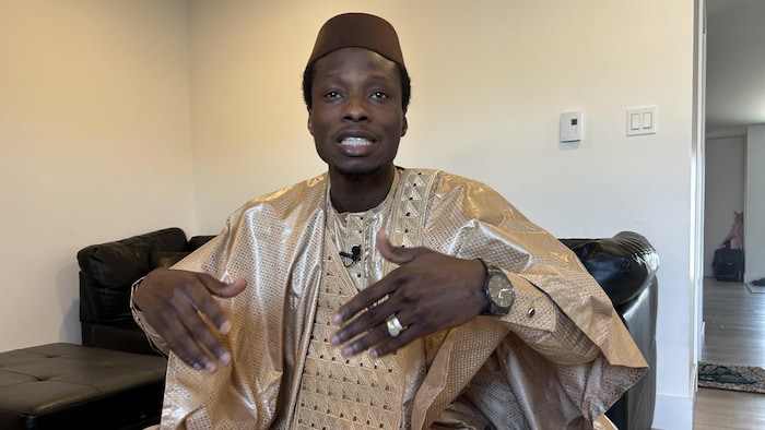 Une personne assise dans une maison.