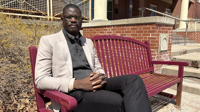 Une personne assise sur chaise. 