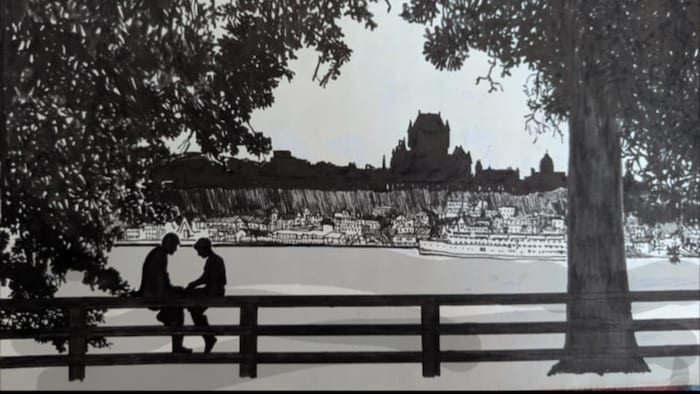 Deux personnes à Lévis. On voit le Château Frontenac au loin.