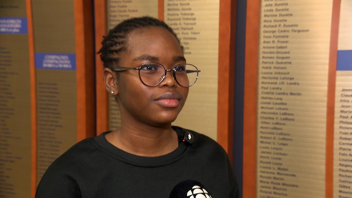 Une jeune femme interviewée.