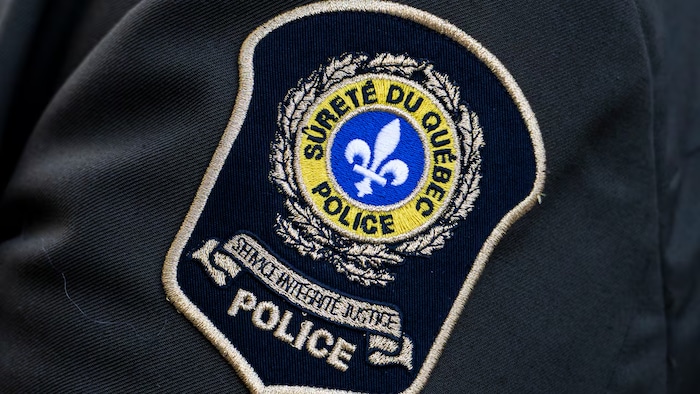 Logo sa uniporme ng Sûreté du Québec.