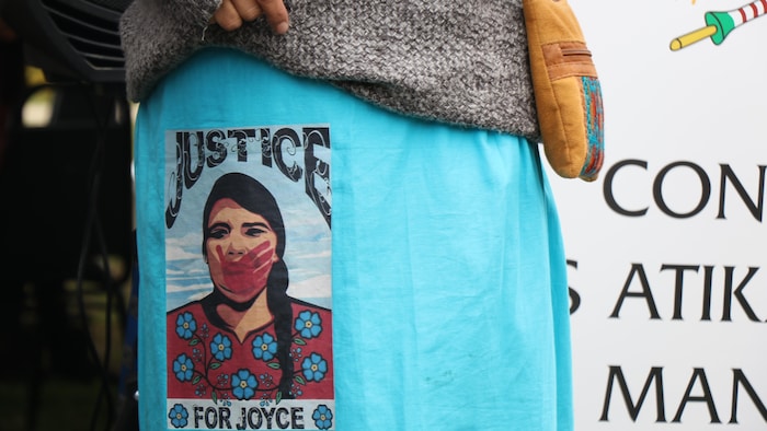 Une jupe bleue avec l'inscription Justice pour Joyce et le dessin de Joyce Echaquan