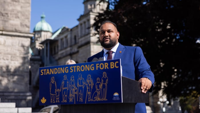 Le ministre des Forêts de la Colombie-Britannique, Ravi Parmar, en point de presse à Victoria.
