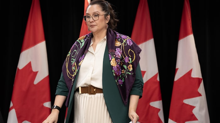 La ministre des Services aux Autochtones, Mandy Gull-Masty, prend place pour une conférence de presse.