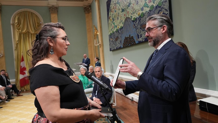 Mandy Gull-Masty prête serment tandis que le premier ministre Mark Carney regarde.
