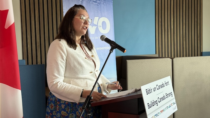 Mandy Gull-Masty fait un discours. 