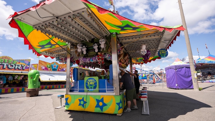 Des employés ouvre un kiosque.