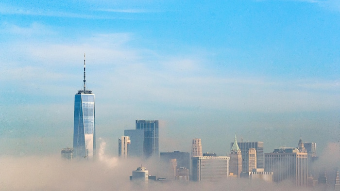 Une vue de Manhattan avec une épaisse couche de smog.