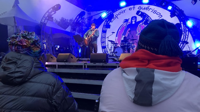Des gens regardent un spectacle.