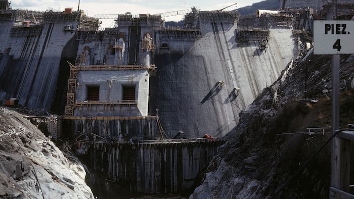 Le barrage pendant sa construction.