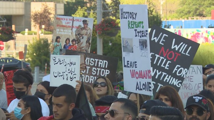 Decenas de personas se reunieron el domingo en Mississauga, en las afueras de Toronto, para expresar su solidaridad con el pueblo afgano.