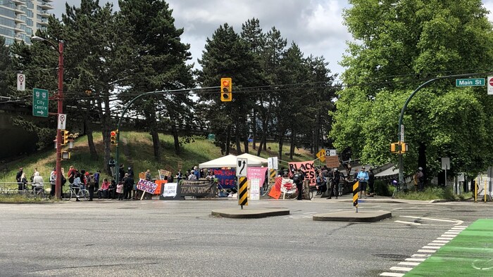 Des manifestants bloquent l'accès au viaduc Georgia à Vancouver. 