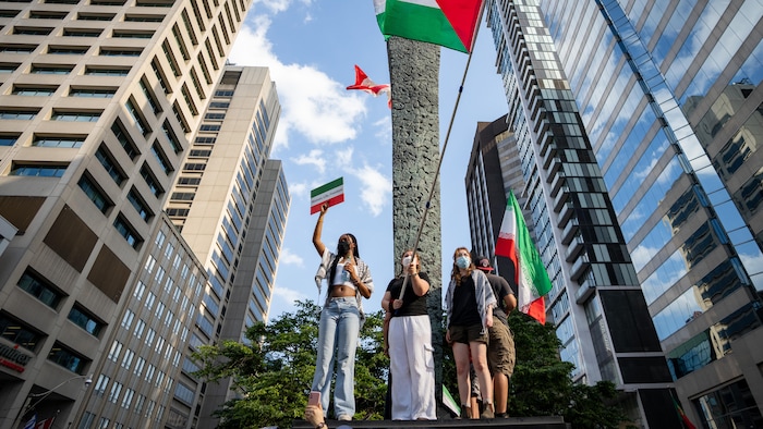 Des manifestantes brandissent un drapeau palestinien.