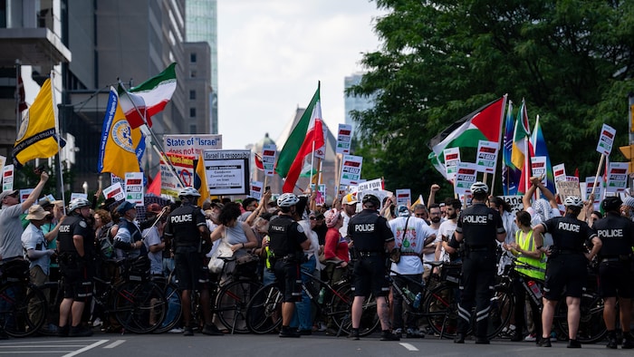 Des manifestants bloquent l'avenue University de Toronto.