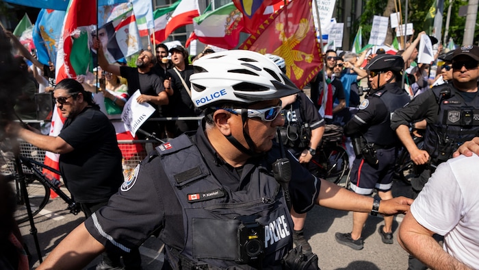 Un policier travaille durant une manifestation.
