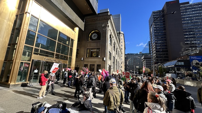 Des manifestants réunis devant le Consulat de France à Montréal.