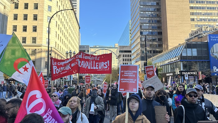 Des manifestants marchent dans la rue.