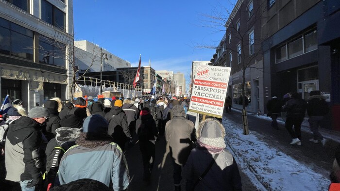 Des manifestants emmitouflés dans une rue de Montréal.