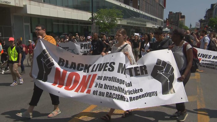 Des manifestants au centre-ville de Montréal.
