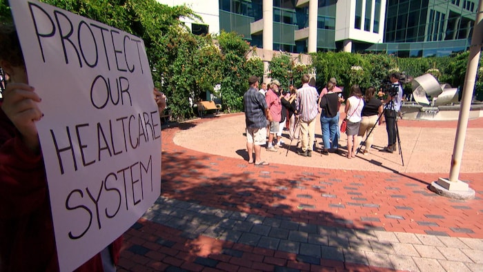 Un petit groupe de manifestants.