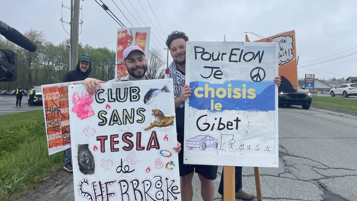 Les manifestants tiennent des pancartes avec des slogans.
