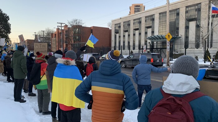 Des manifestants en hiver.