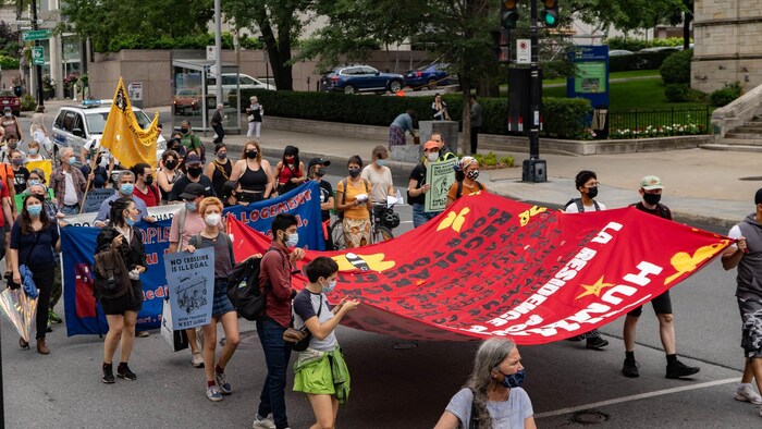 Marcha avanza por una calle de Montreal.