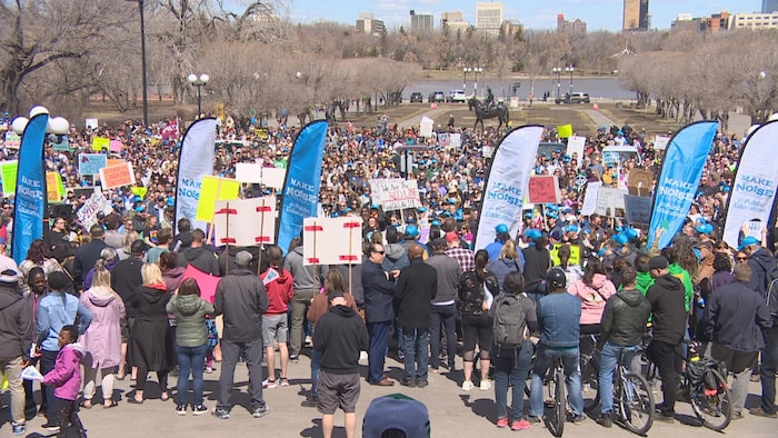 Des personnes avec des drapeaux à Regina le 29 avril 2023.