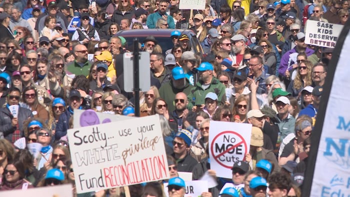 Des personnes lors d'une manifestation, le 29 avril 2023 à Regina.