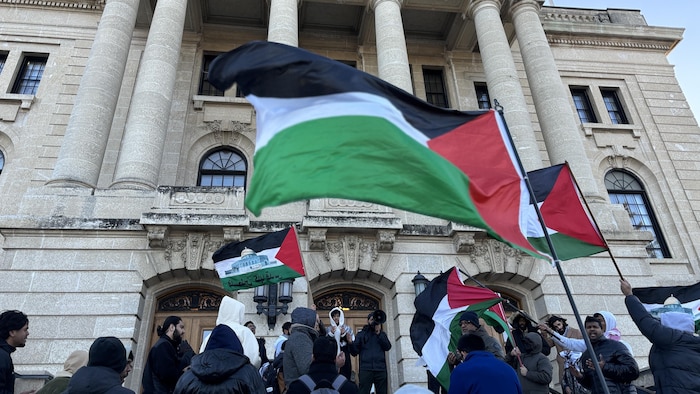 متظاهرون داعمون للفلسطينيين أمام مبنى الجمعية التشريعية لمقاطعة ساسكاتشِوان في ريجاينا اليوم.