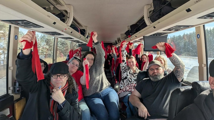 Des manifestants à bord d'un autocar en direction de Québec. 