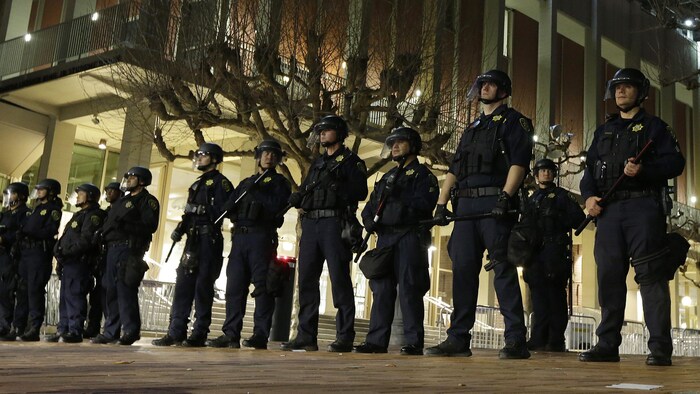 Un imposant déploiement policier devant l'édifice où Milo Yiannopoulos devait prononcer son discours à l'Université de Californie à Berkeley