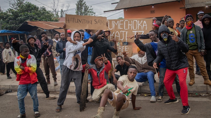 Des dizaines de jeunes manifestants dans une rue en Tanzanie.