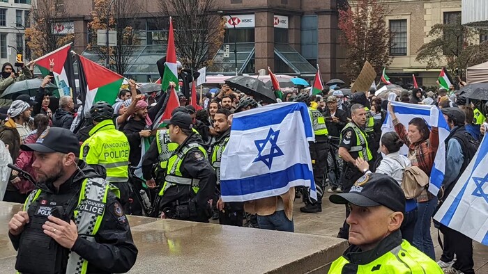 Des manifestants brandissent des drapeaux israéliens lors du rassemblement propalestinien.