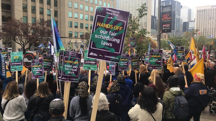 Plusieurs manifestants demandent au gouvernement de garder la Loi 148 en Ontario
