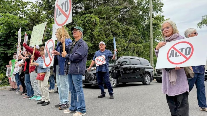 Des manifestants brandissent des pancartes contre le projet de TVG d'Alto.