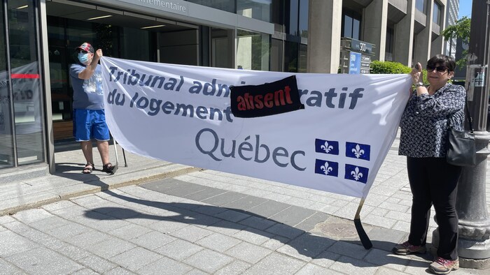 Des manifestatnts devant le bureau du Tribunal administratif du logement à Québec.