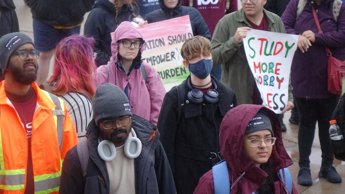 Université Memorial : des étudiants manifestent contre la hausse des ...