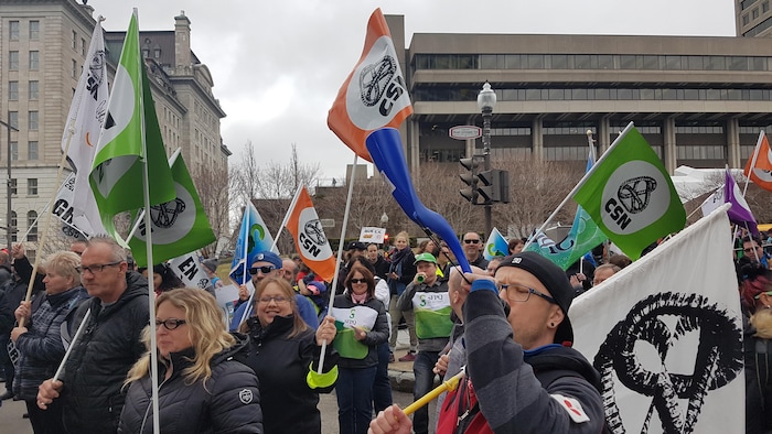Des manifestants sont rassemblés sur le boulevard René-Lévesque Est, à Québec, près de l’Assemblée nationale.
