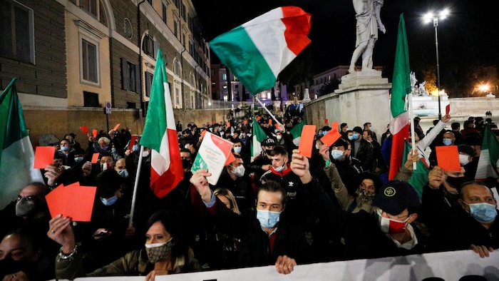 Des manifetants sont réunis et brandissent des drapeaux de l'Italie.