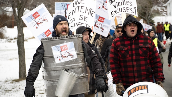 Un des manifestants est costumé avec un baril d'eau d'érable.