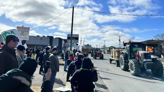 Des agriculteurs envahissent la route 132, ici au niveau du boulevard Jessop, au centre-ville de Rimouski, le 8 mars 2024.